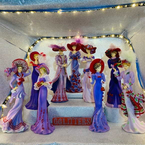 Red Hat Society figurines, 9 Collectable Dolls - Picture 4 of 8